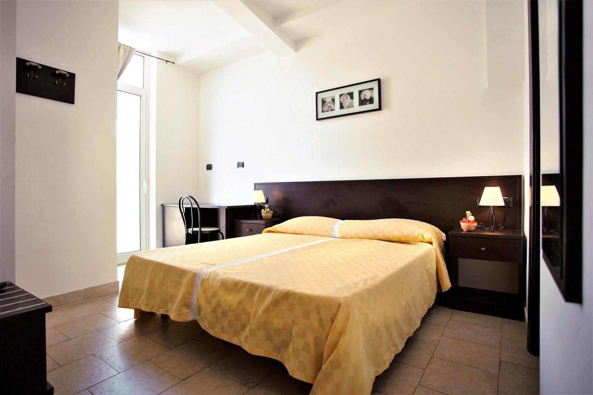 Hotel Marabel SantʼAlessio Siculo Buitenkant foto